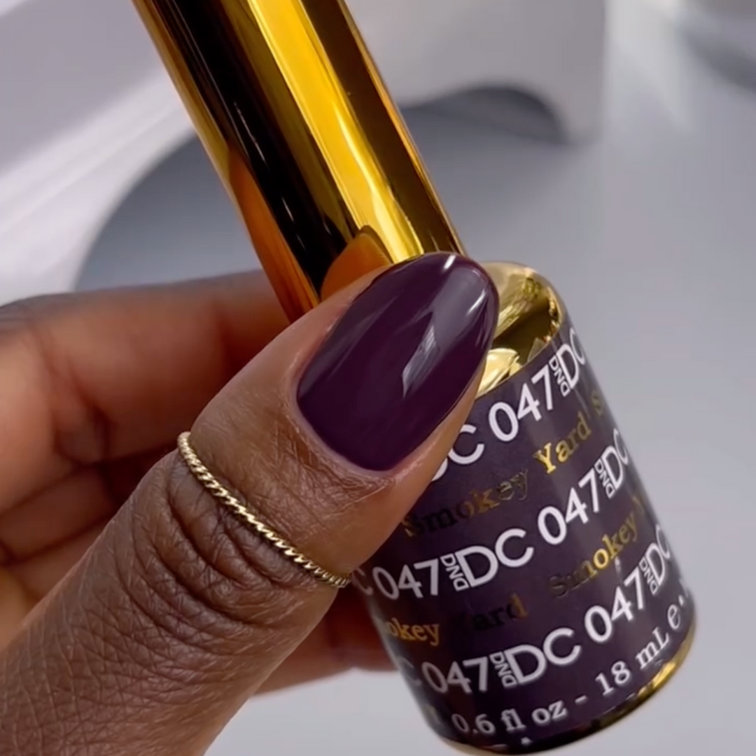 DND DC #47 Smokey Yard – nail swatch
