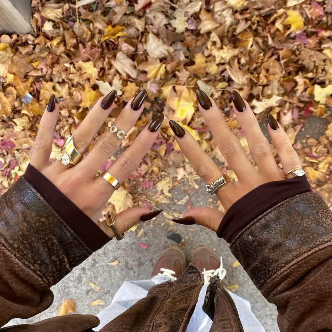DND DC #52 Walnut Brown – nail swatch