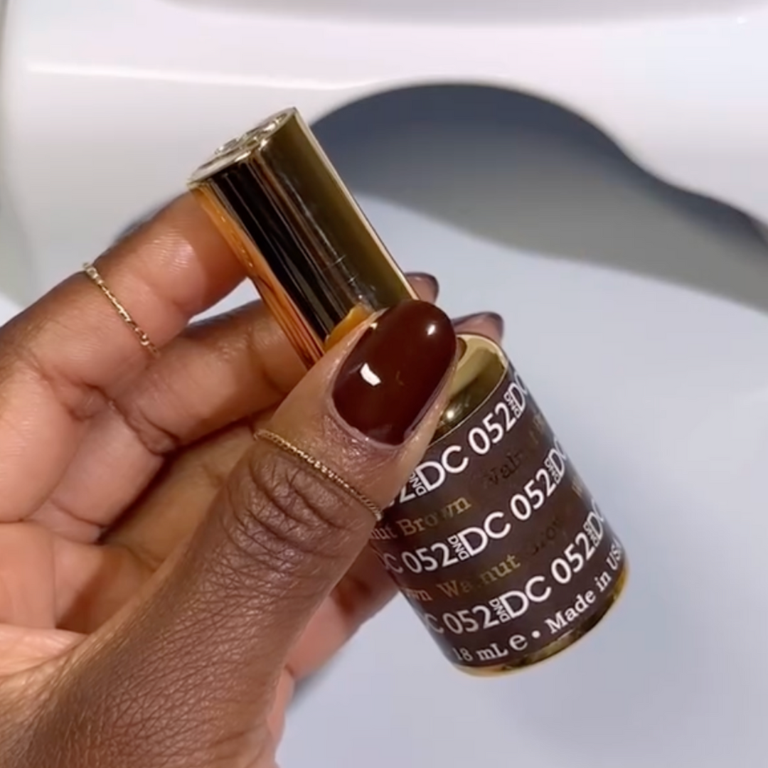 DND DC #52 Walnut Brown – nail swatch 4