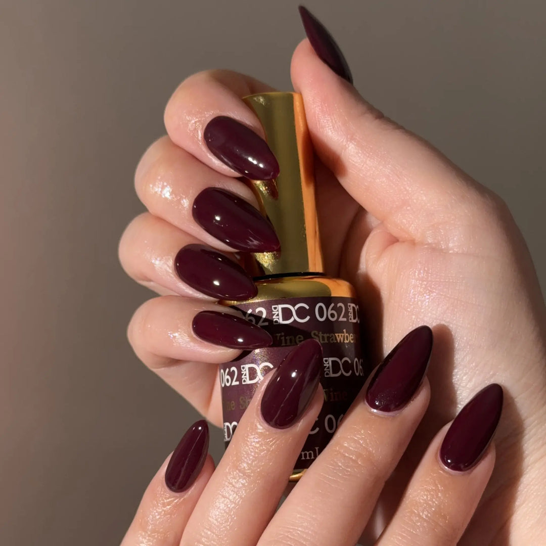 DND DC #62 Strawberry Wine – nail swatch