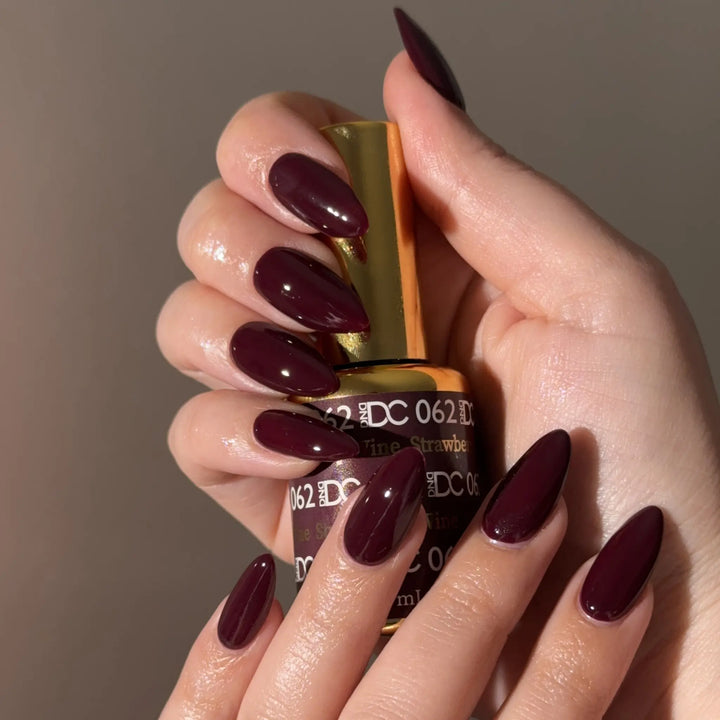 DND DC #62 Strawberry Wine – nail swatch