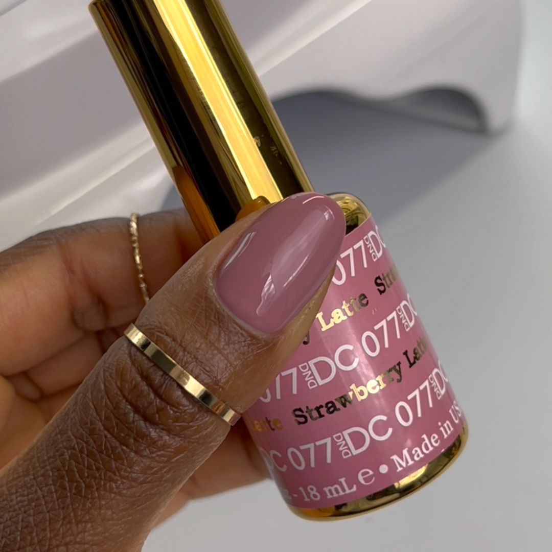DND DC #77 Strawberry Latte – nail swatch
