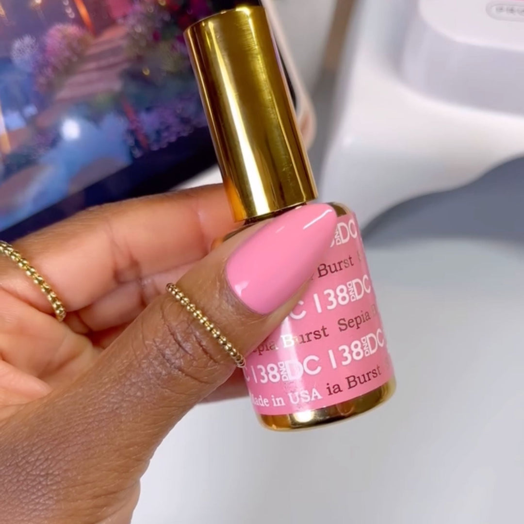 DND DC #138 Sepia Burst – nail swatch
