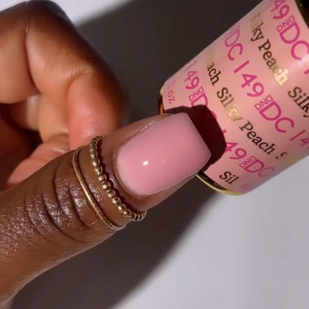 DND DC #149 Silky Peach – nail swatch