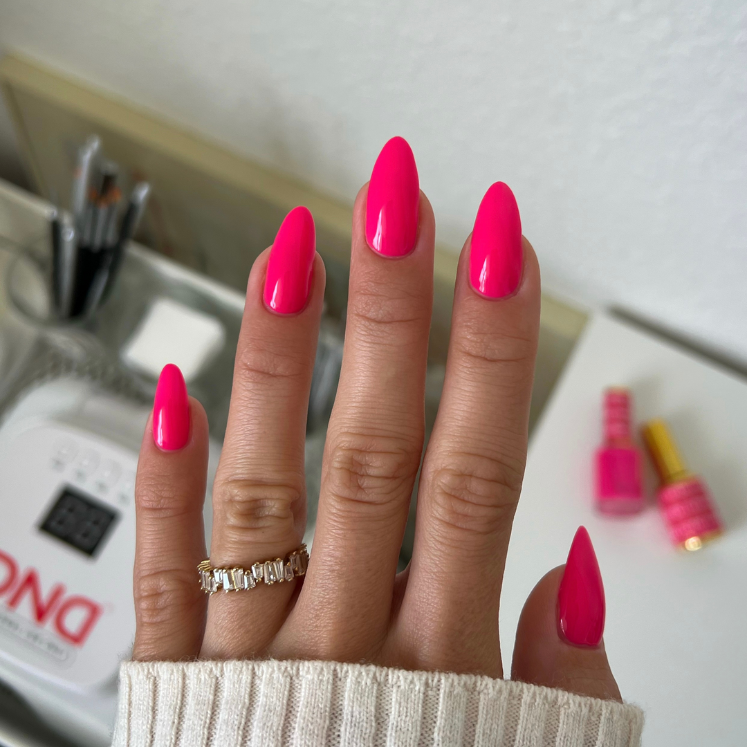 DND DC #157 Hot Pink – nail swatch
