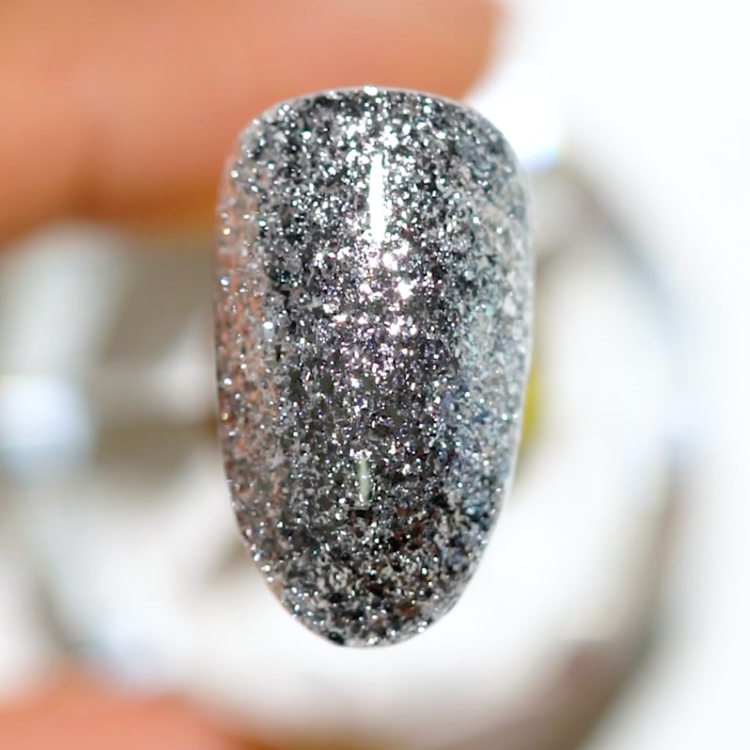 DND DC #207 Silver – nail swatch