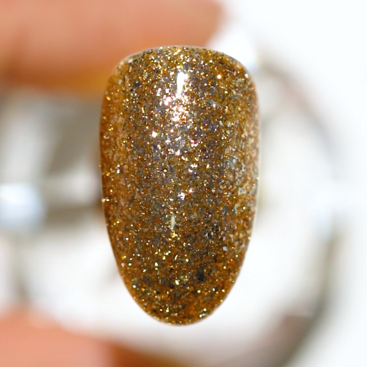 DND DC #208 Golden – nail swatch