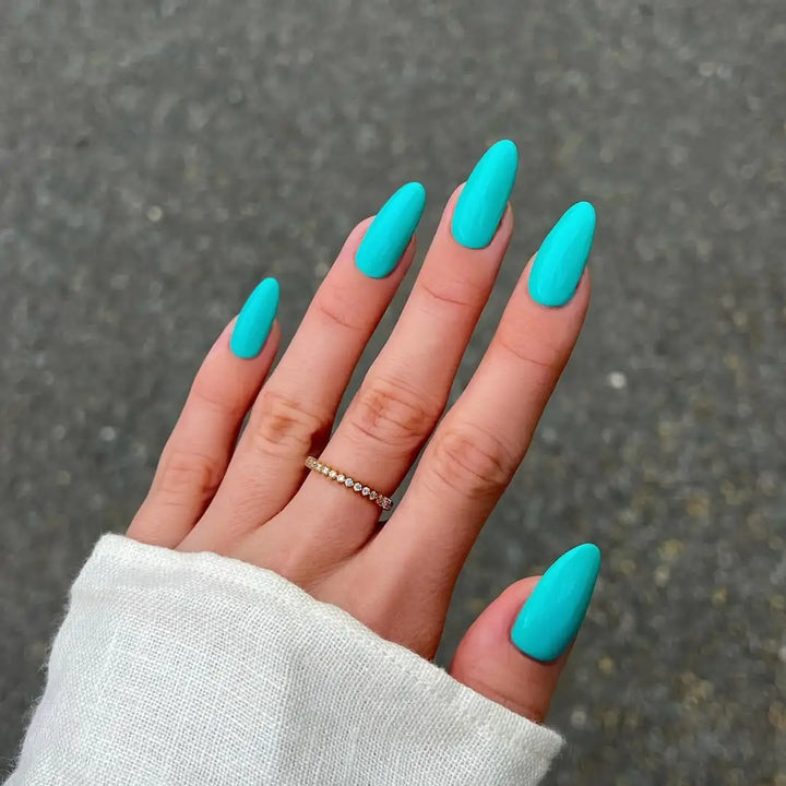 DND DC #255 Chasing Summer – nail swatch 2