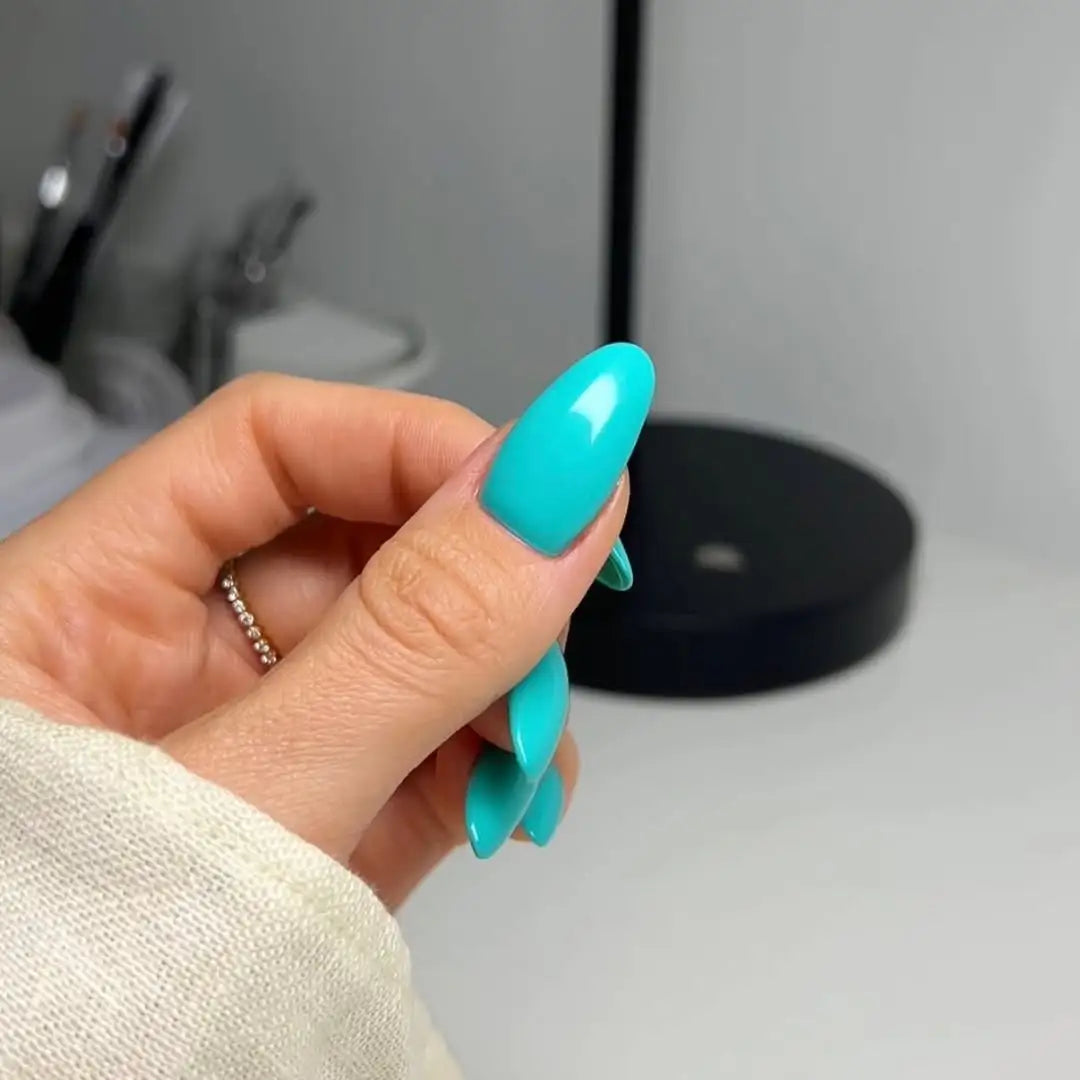 DND DC #255 Chasing Summer – nail swatch 3