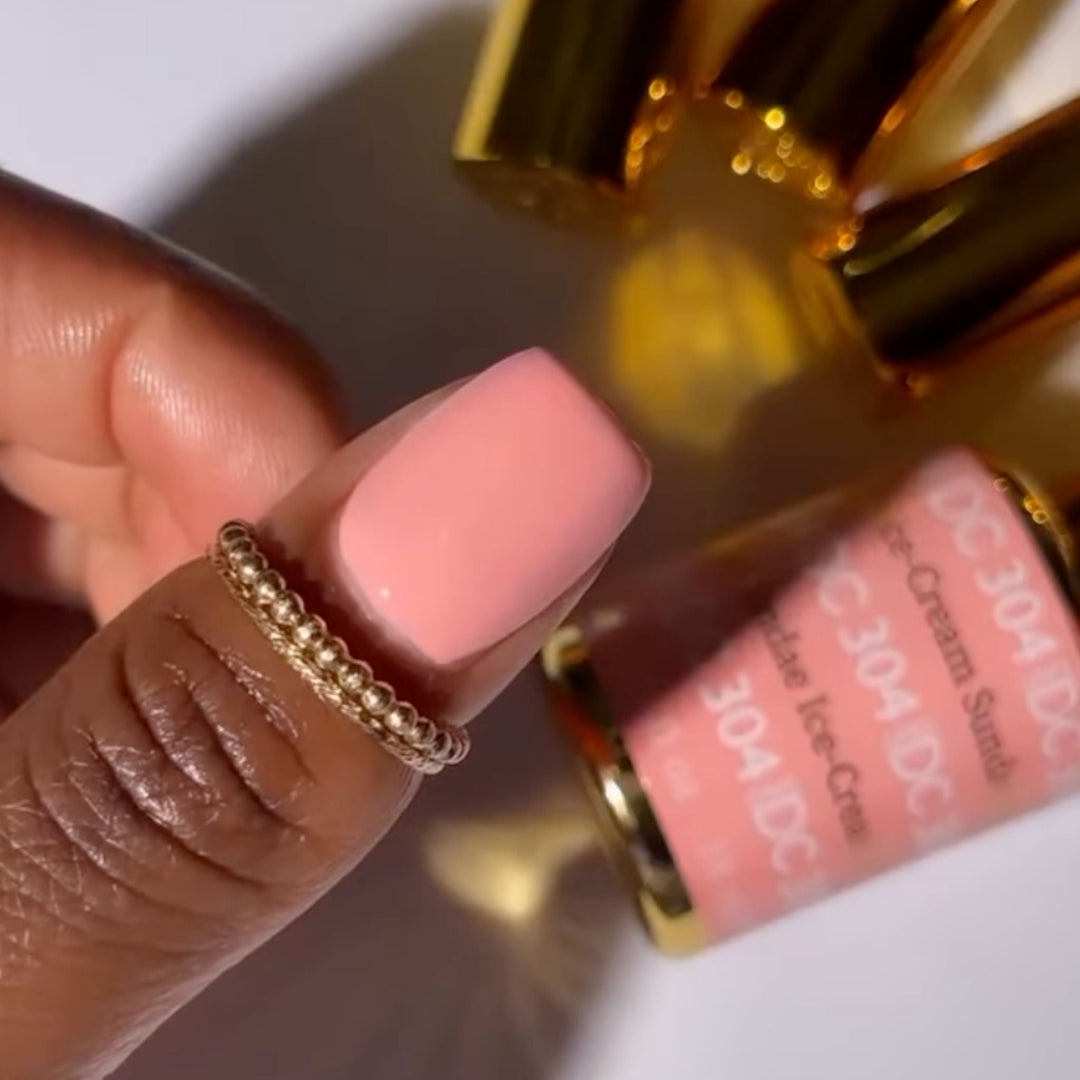 DND DC #304 Ice-Cream Sundae – nail swatch