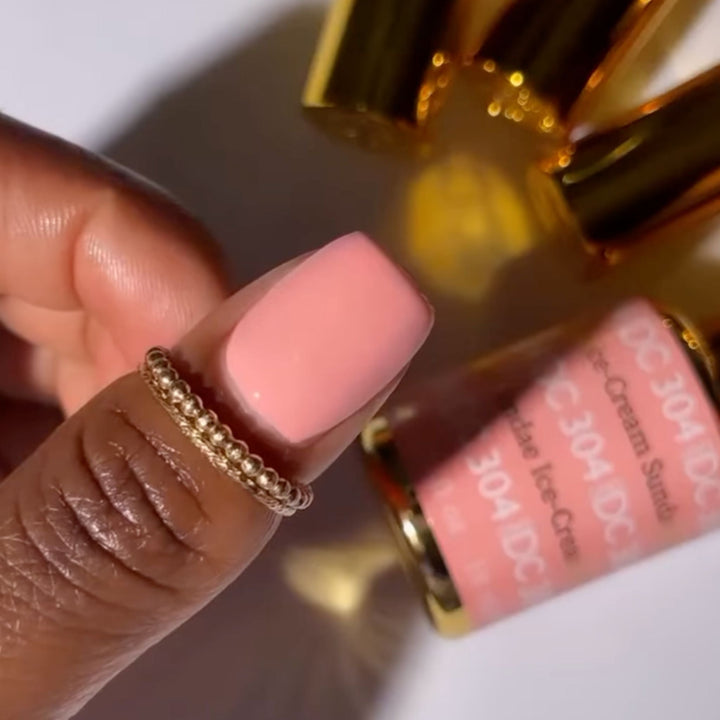 DND DC #304 Ice-Cream Sundae – nail swatch