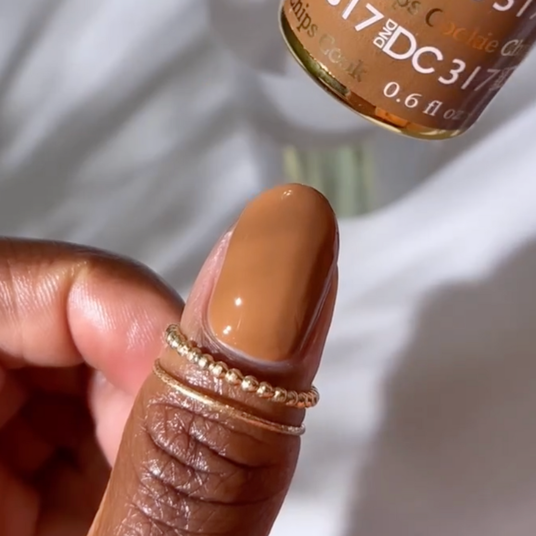 DND DC #317 Cookie Chips – nail swatch 3