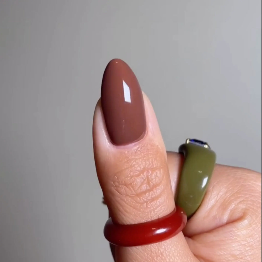 DND DC #319 Coffee Bean – nail swatch 2