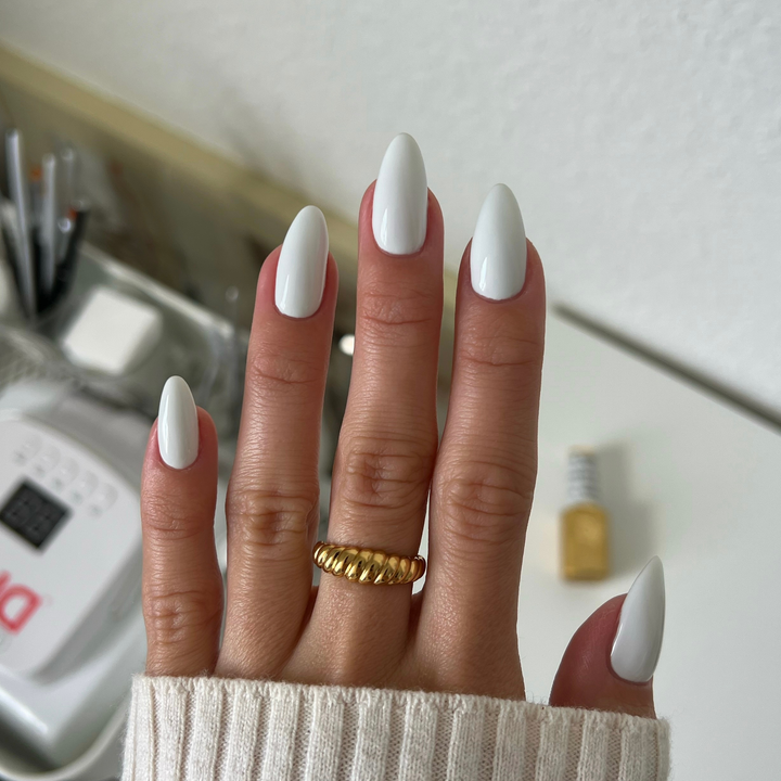 DND Diva #38 Smokey White – nail swatch