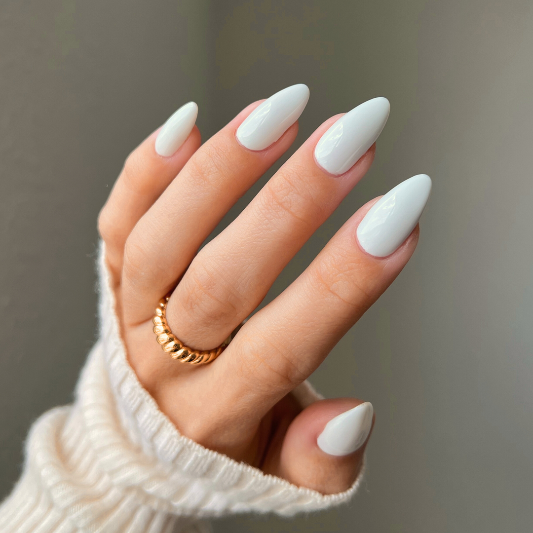 DND Diva #38 Smokey White – nail swatch 2
