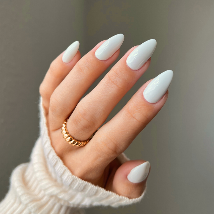 DND Diva #38 Smokey White – nail swatch 2
