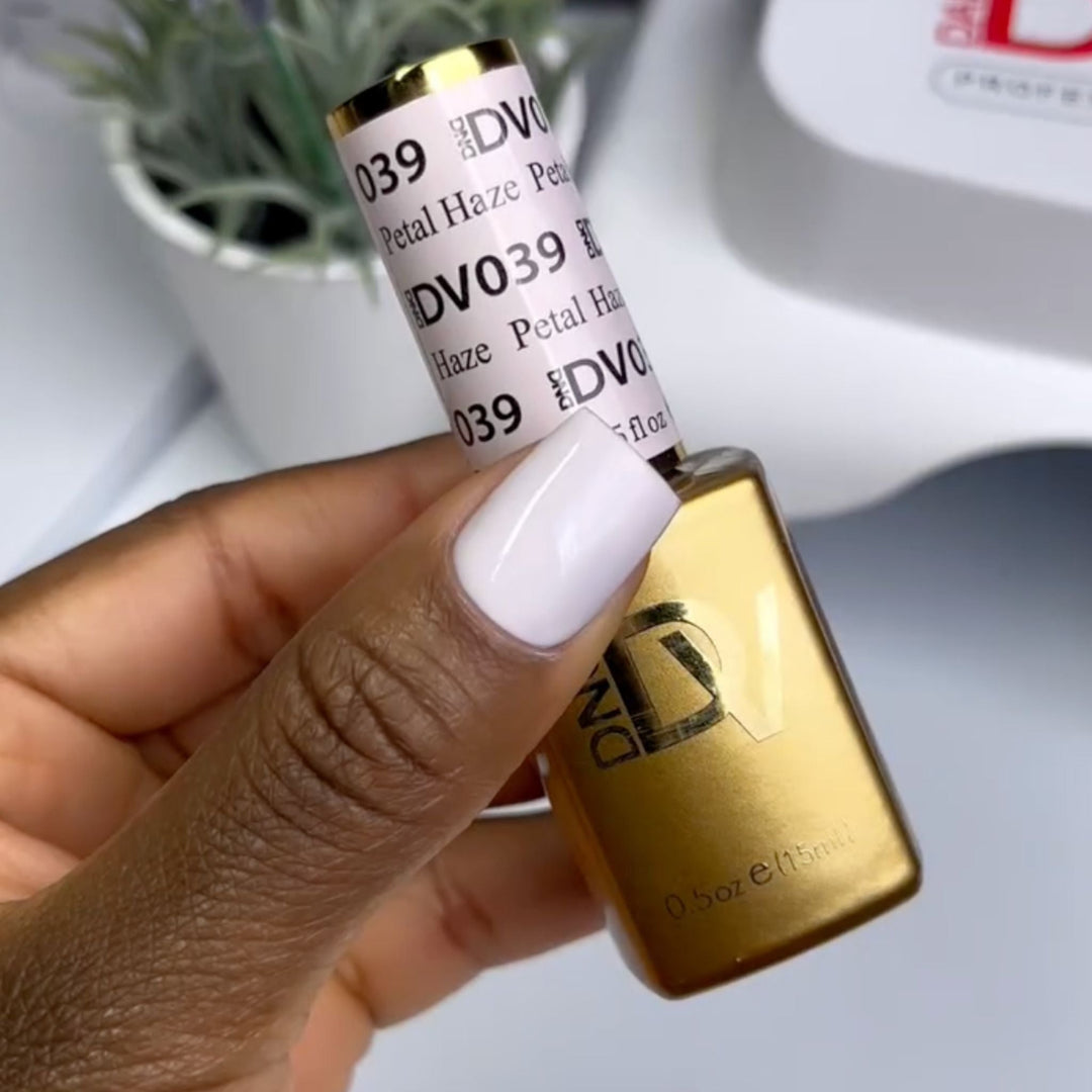 DND Diva #39 Petal Haze – nail swatch 4