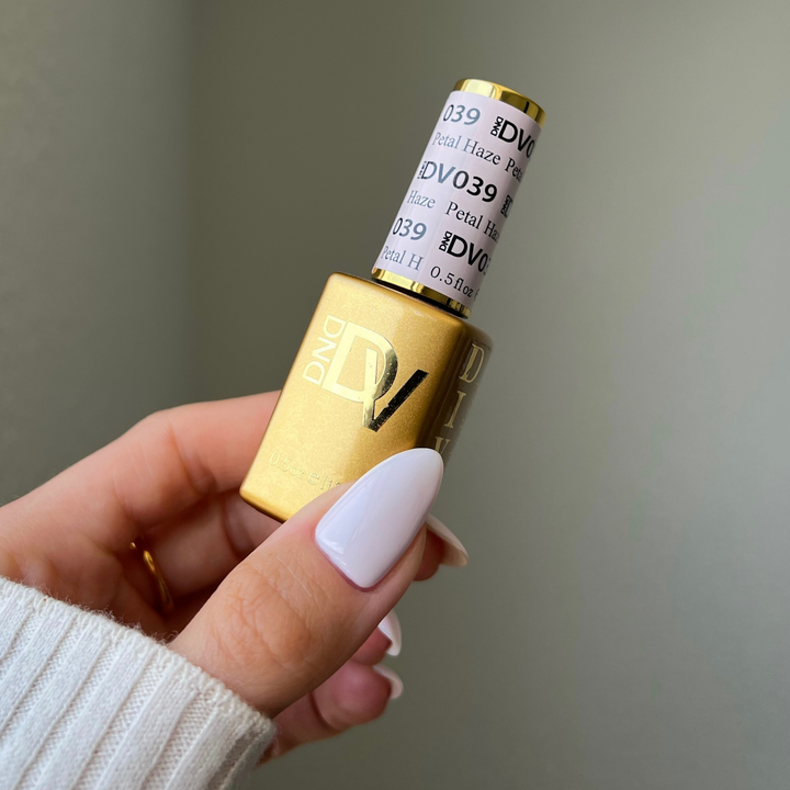 DND Diva #39 Petal Haze – nail swatch 3