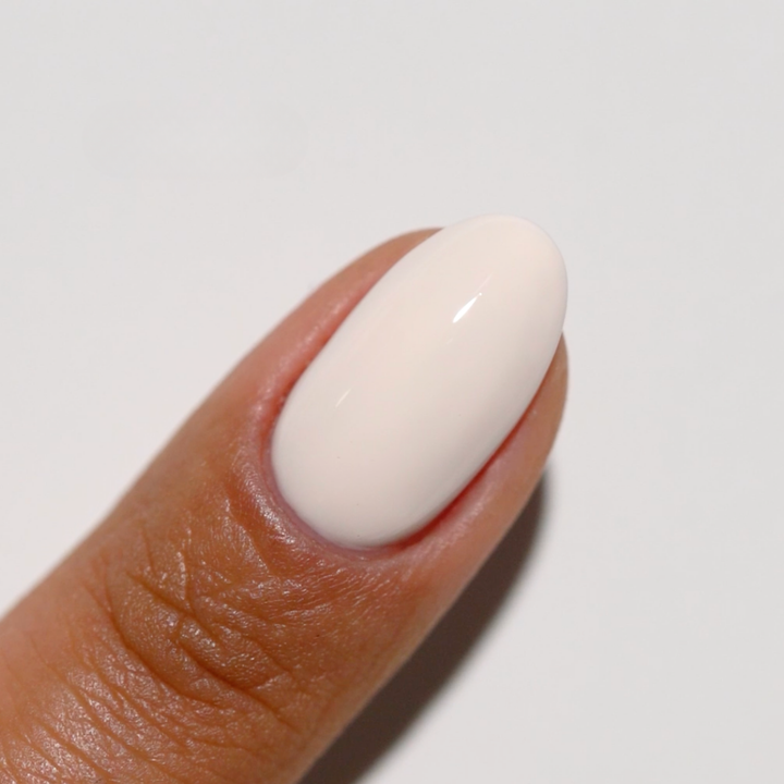 DND Diva #40 Milkshake – nail swatch