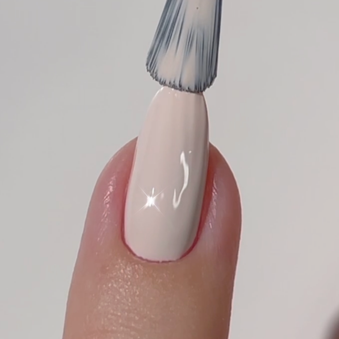 DND Diva #43 Vanilla Creme – nail swatch