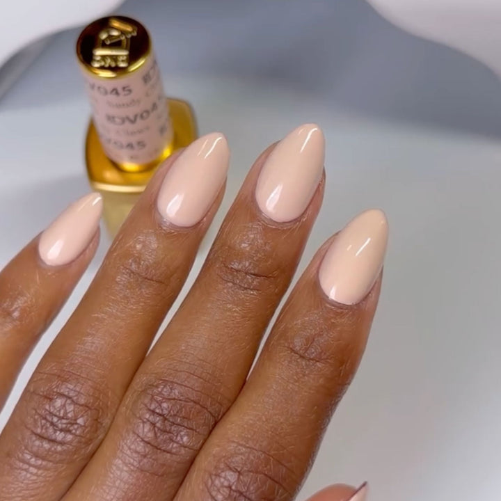 DND Diva #45 Sandy Claws – nail swatch 2