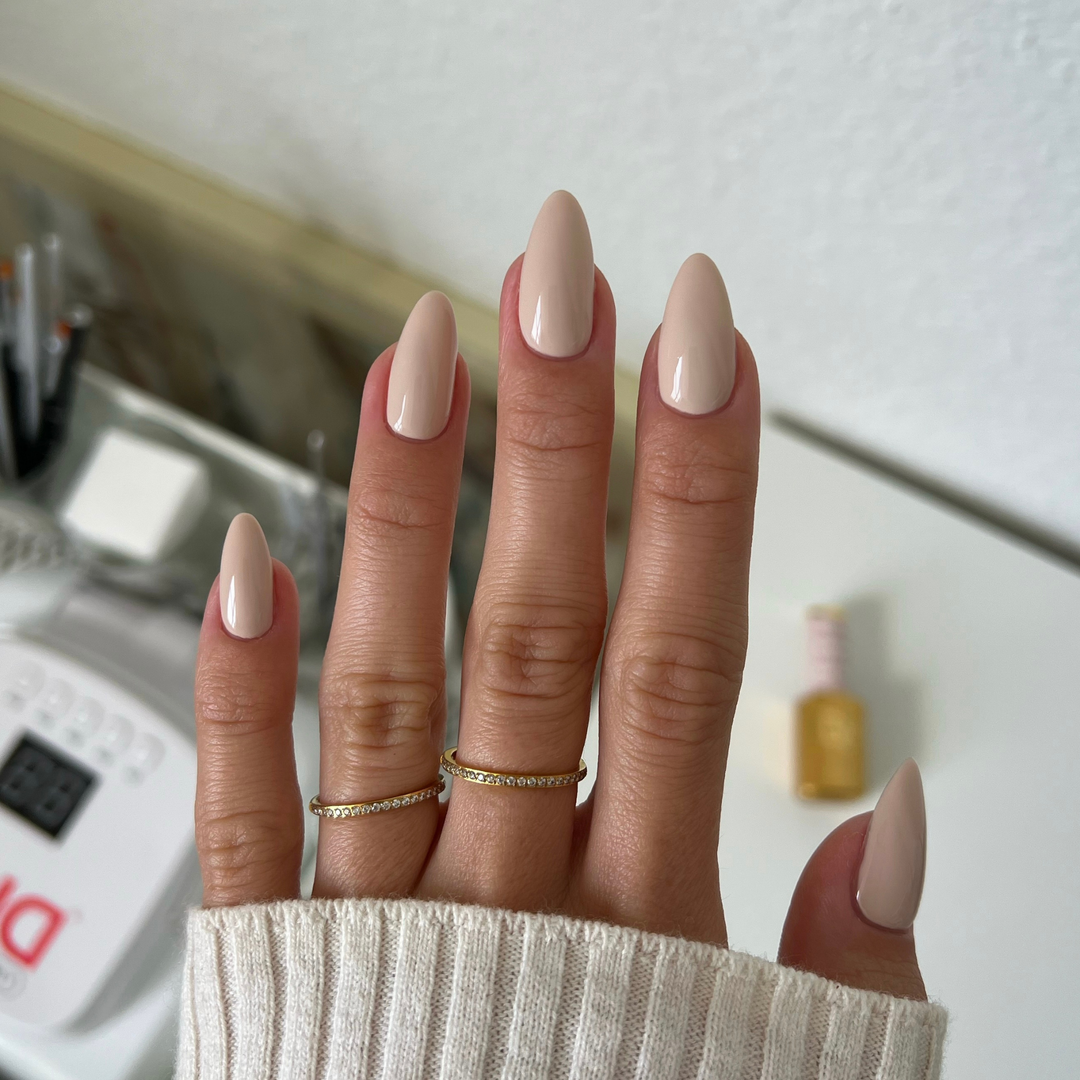 DND Diva #46 Sandstorm – nail swatch 2