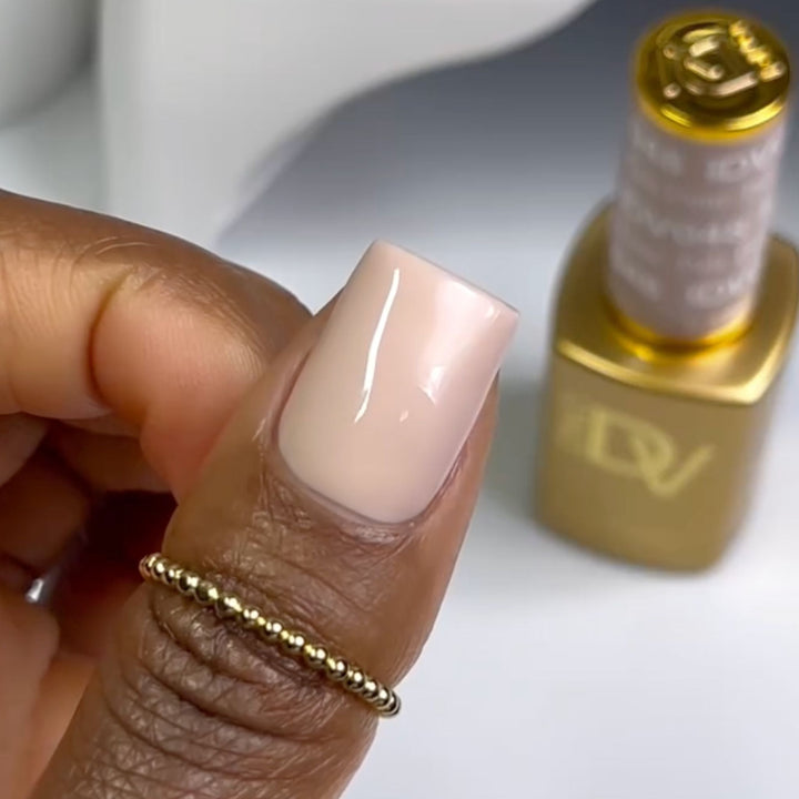 DND Diva #48 Pale Dune – nail swatch