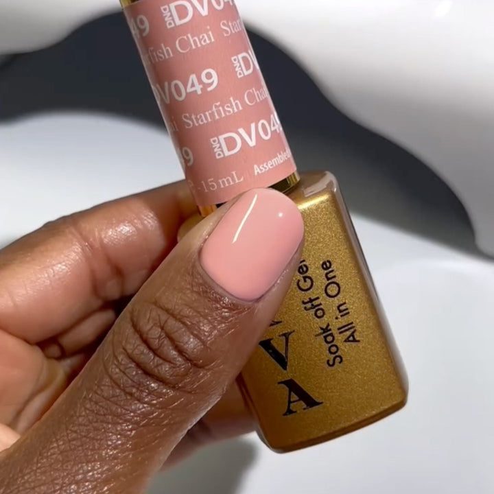 DND Diva #49 Starfish Chai – nail swatch 2