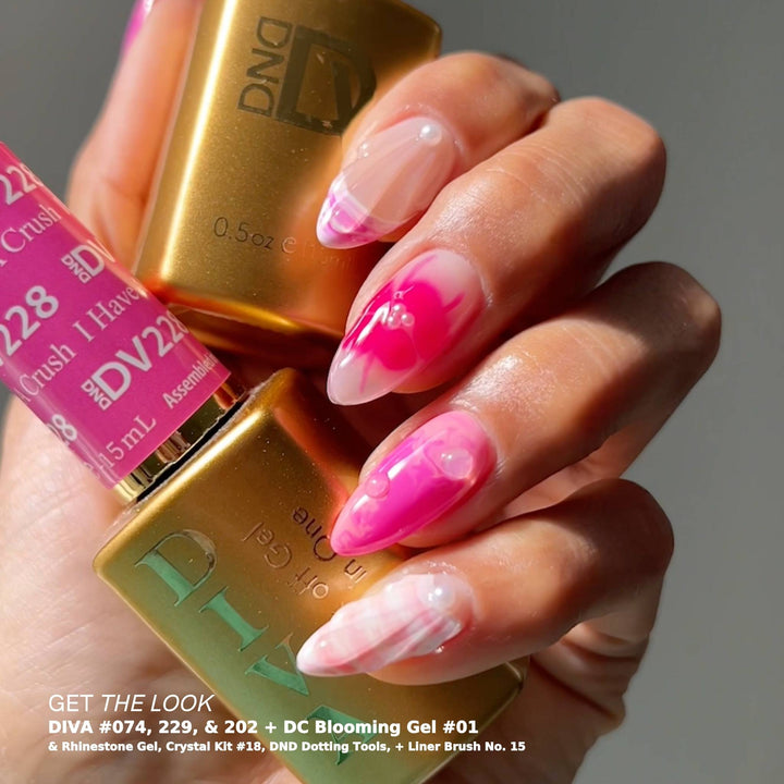DND Diva #202 In The Mix – nail swatch 2
