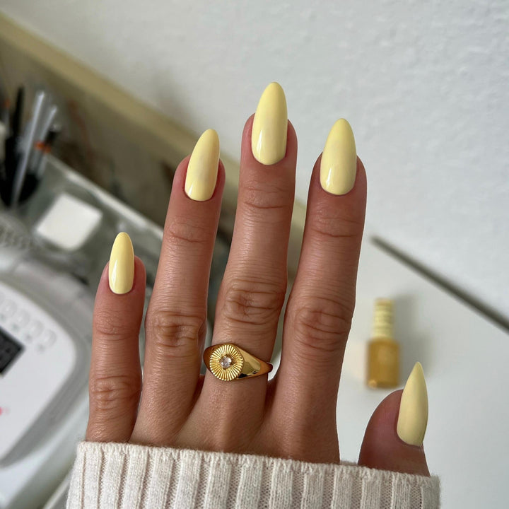 DND Diva #82 Sunny Delight – nail swatch