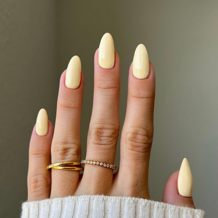 DND Diva #85 Banana Cream – nail swatch