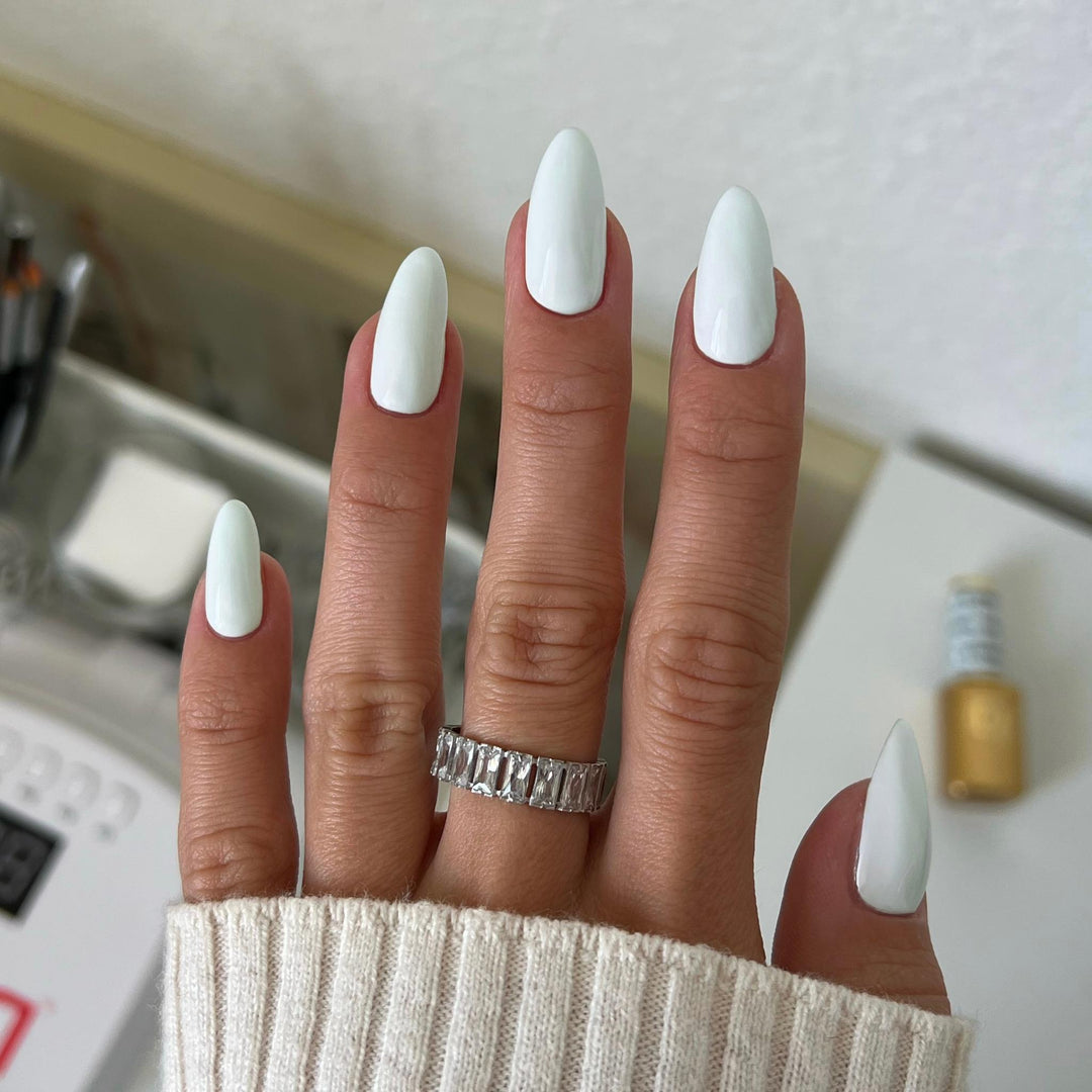 DND Diva #92 Glass Looking – nail swatch 3