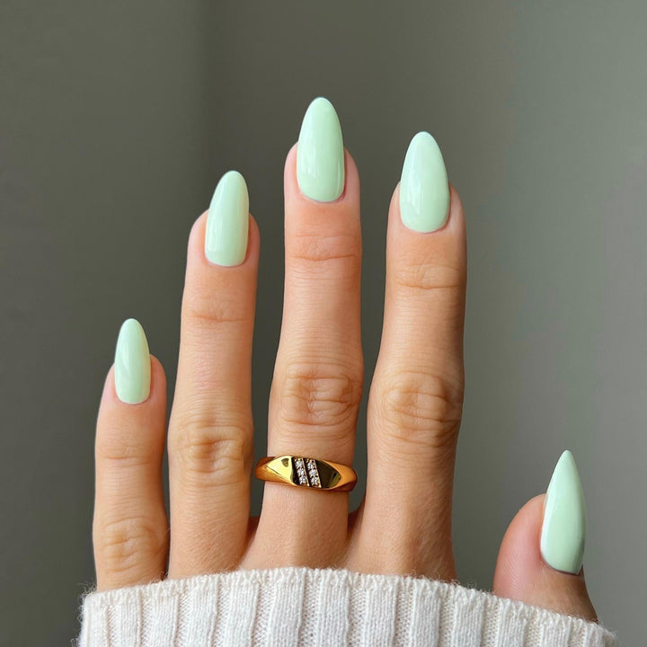 DND Diva #104 Marshmallow Peppermint – nail swatch 3