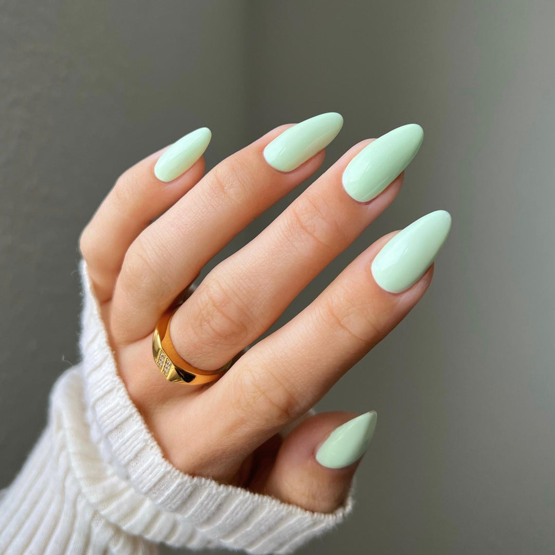 DND Diva #104 Marshmallow Peppermint – nail swatch