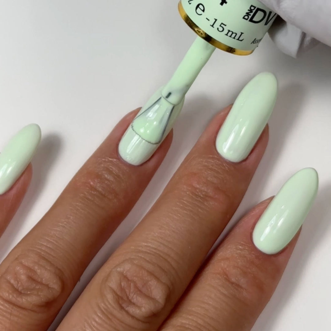 DND Diva #104 Marshmallow Peppermint – nail swatch 4