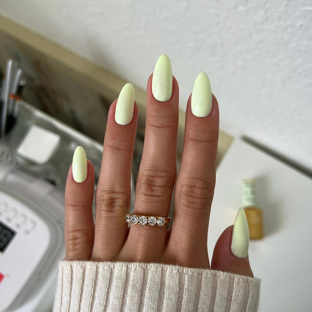 DND Diva #105 Pastel Pear – nail swatch