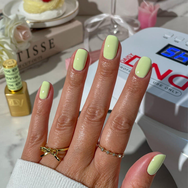 DND Diva #106 Lemonade Pistachio – nail swatch