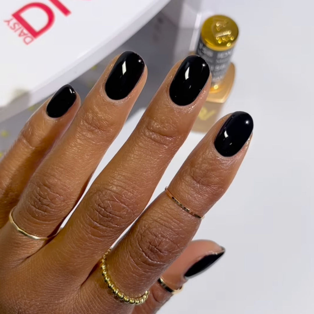 DND Diva #158 Matrix – nail swatch 3