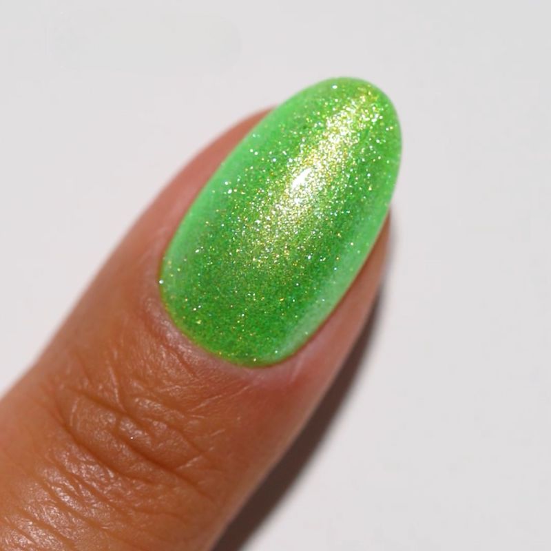 DND Diva #17 UFO Meets Earth – nail swatch 4