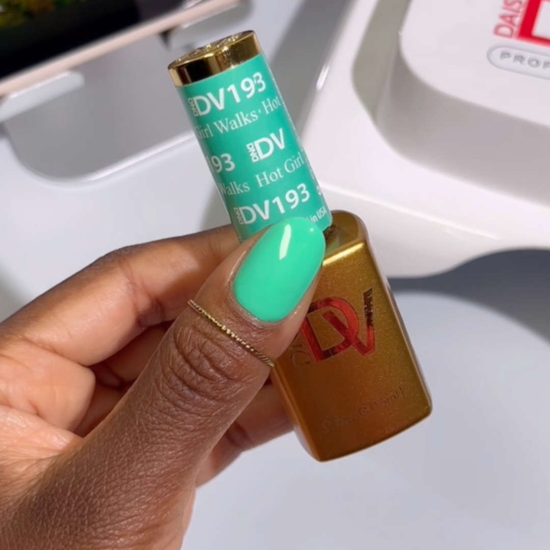 DND Diva #193 Hot Girl Walks – nail swatch 3