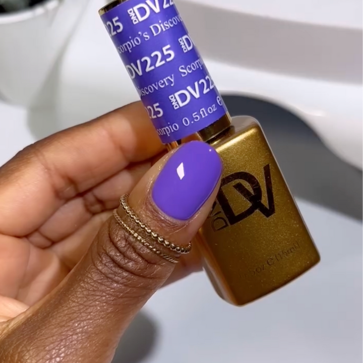 DND Diva #225 Scorpio's Discovery – nail swatch 2