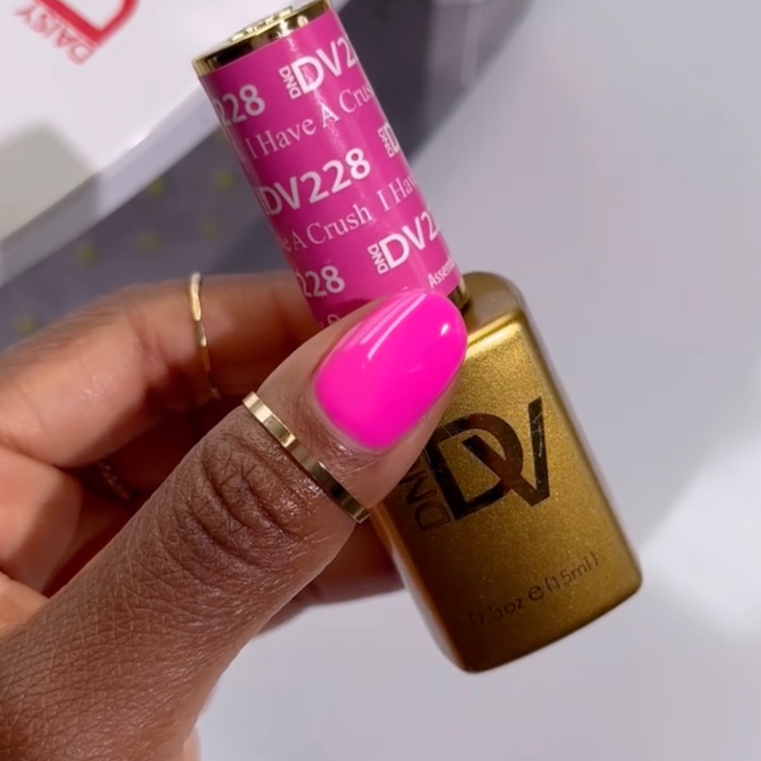 DND Diva #228 I have a crush – nail swatch 4