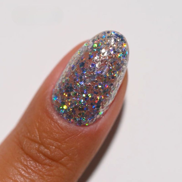 DND Diva #23 Oz Of Holo – nail swatch