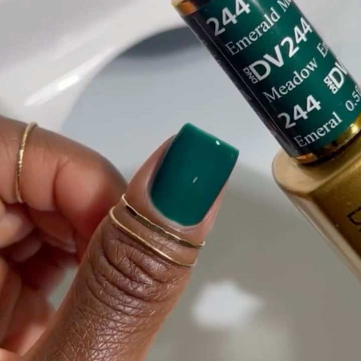 DND Diva #244 Emerald Meadow – nail swatch 5