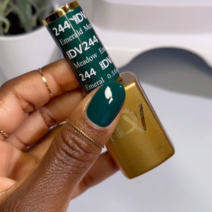 DND Diva #244 Emerald Meadow – nail swatch 3