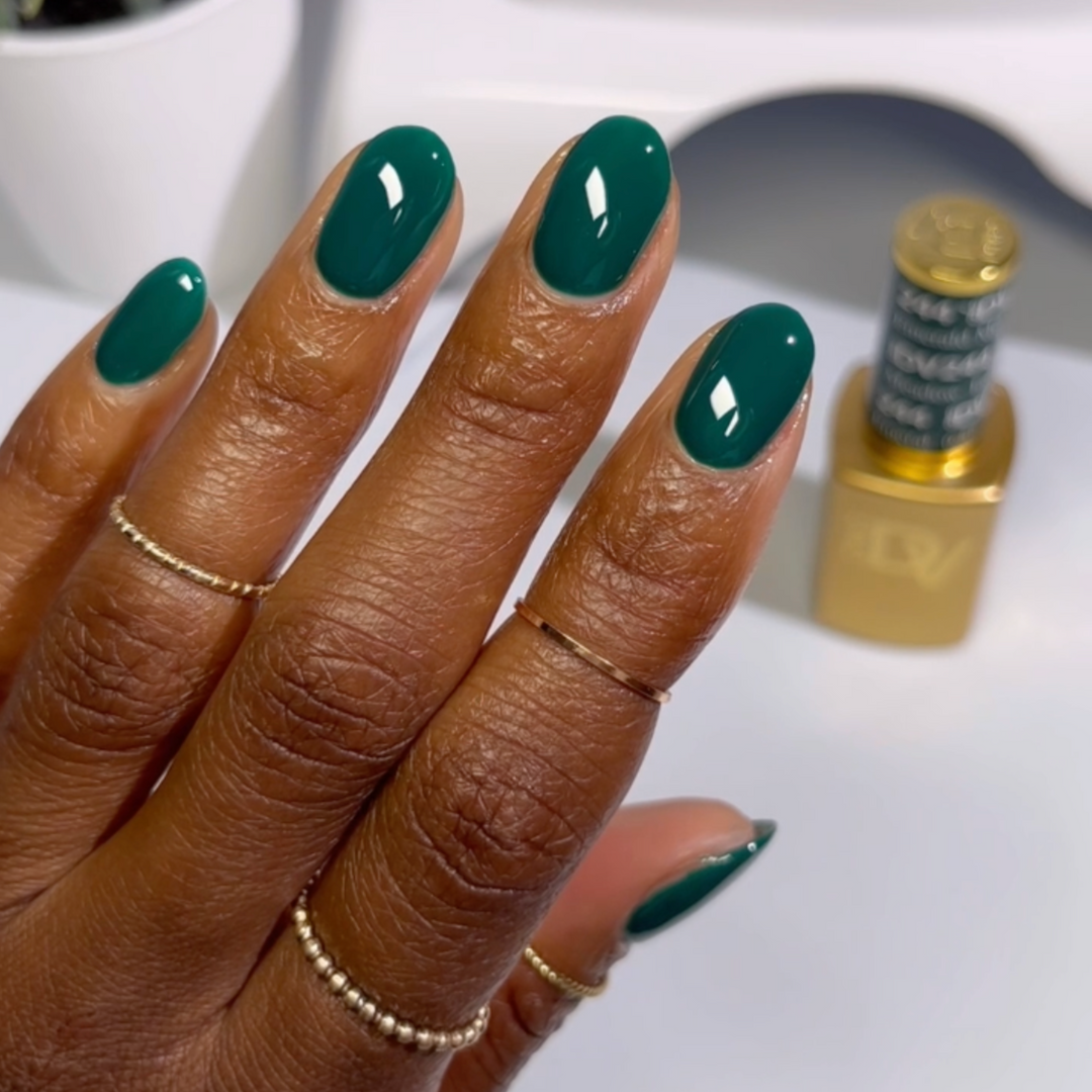 DND Diva #244 Emerald Meadow – nail swatch 4