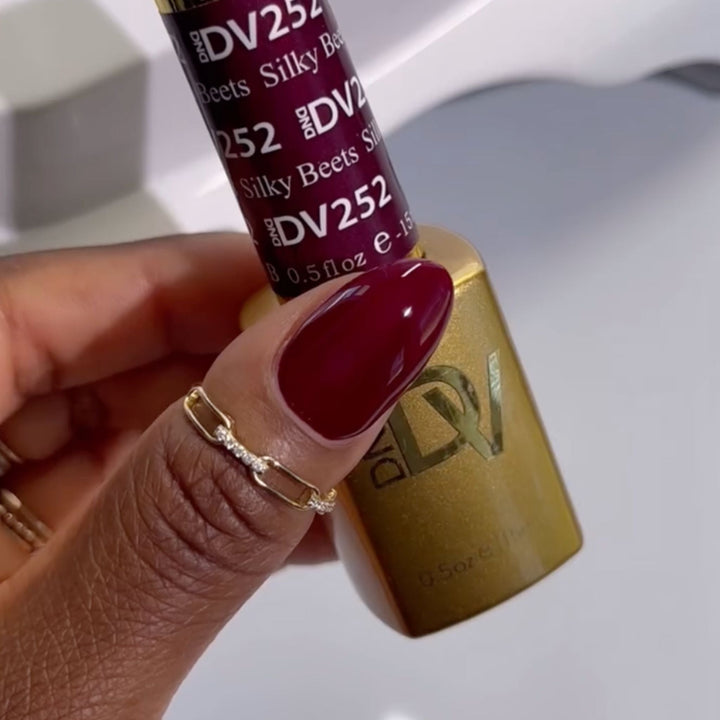 DND Diva #252 Silky Beets – nail swatch 4