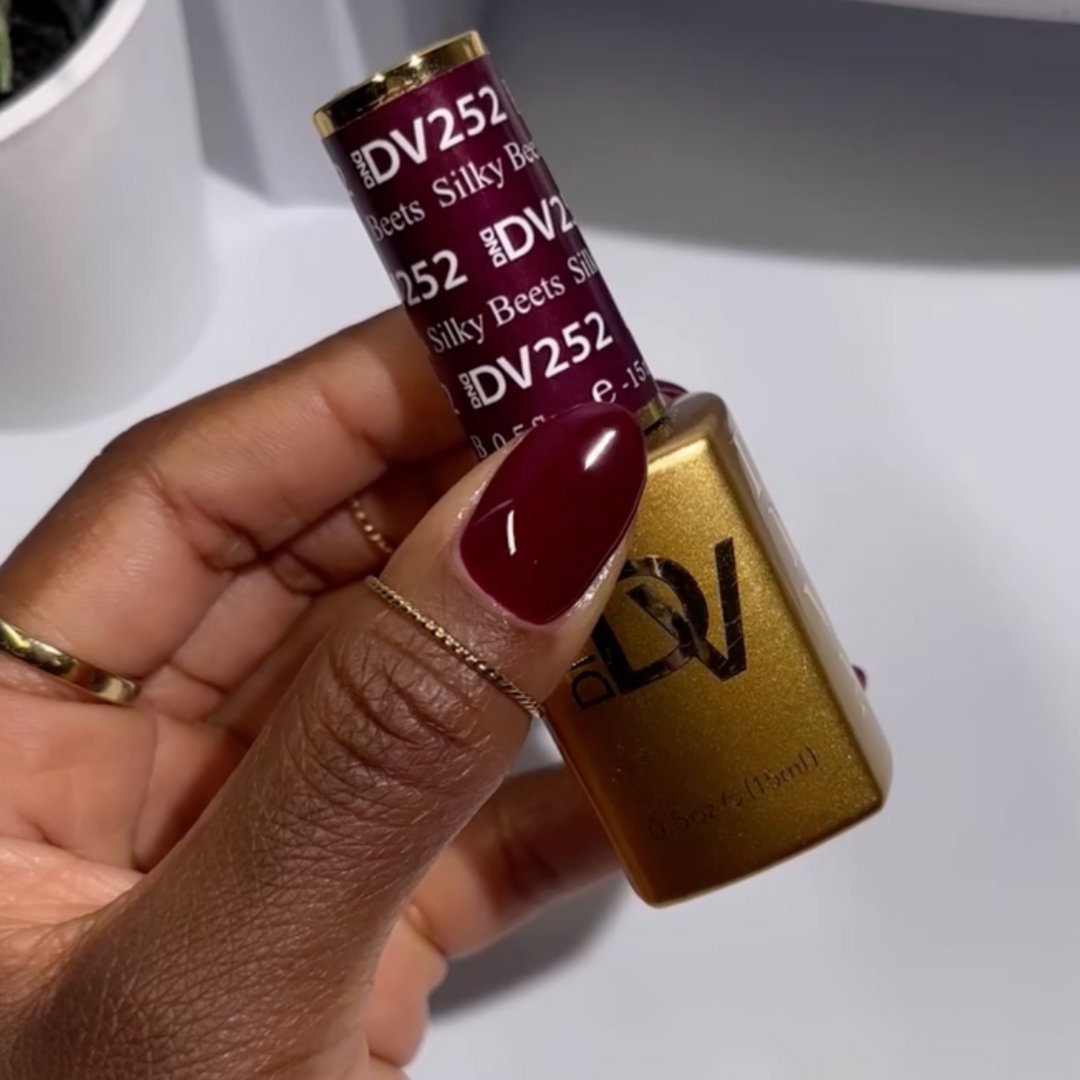 DND Diva #252 Silky Beets – nail swatch 3