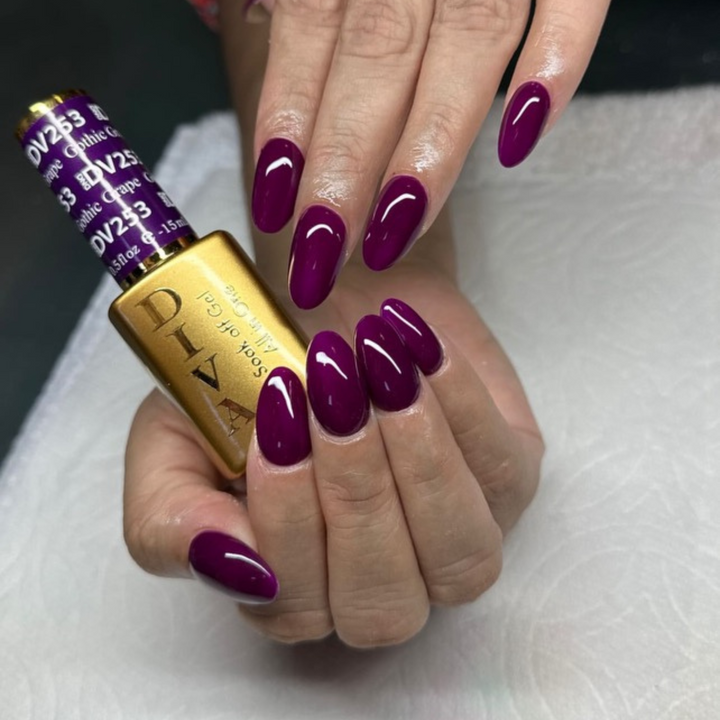 DND Diva #253 Gothic Grape – nail swatch 4