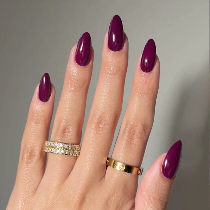 DND Diva #253 Gothic Grape – nail swatch 5